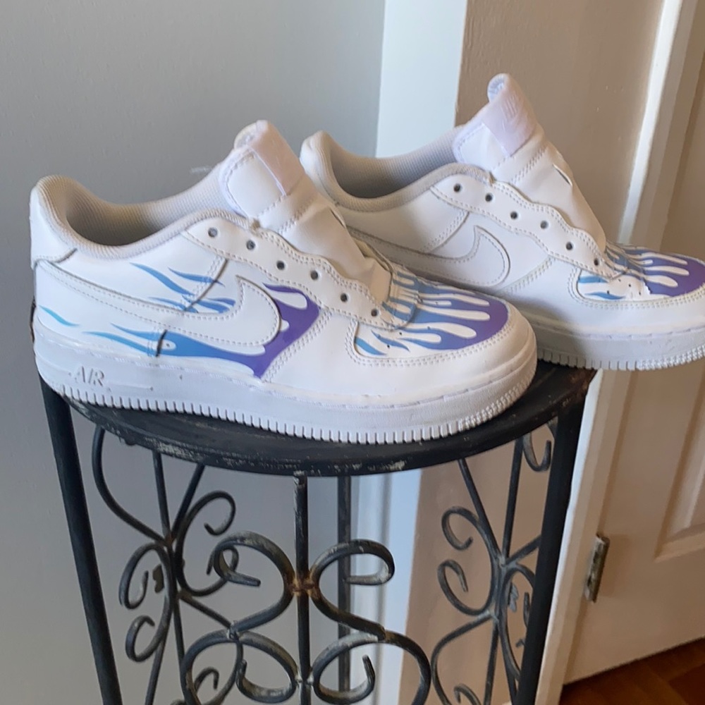 Nike Air Force  youth 5 white w/blue flames. Very good condition.